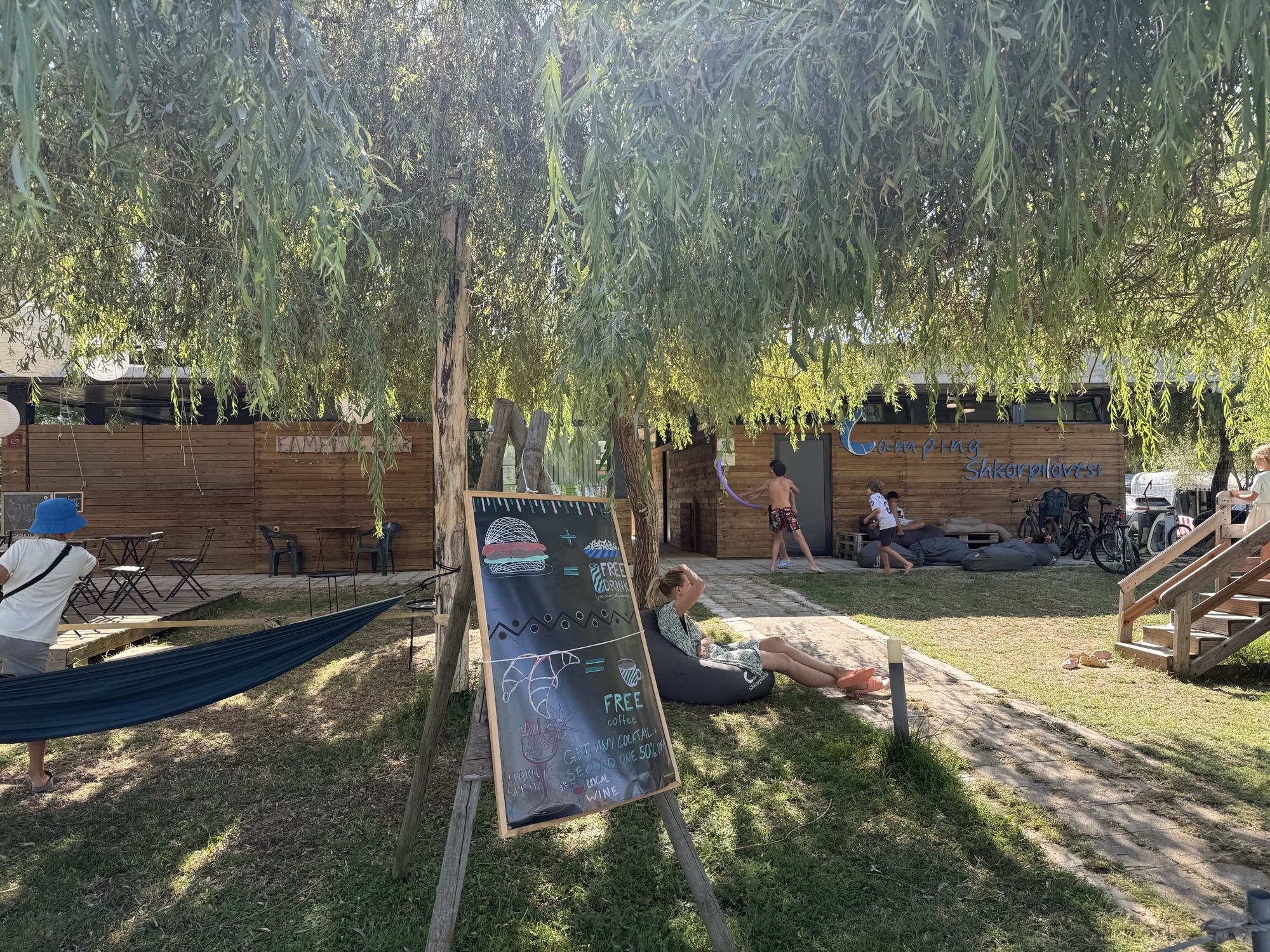 Sitzbereich auf dem Campingplatz in Shkorpilovtsi