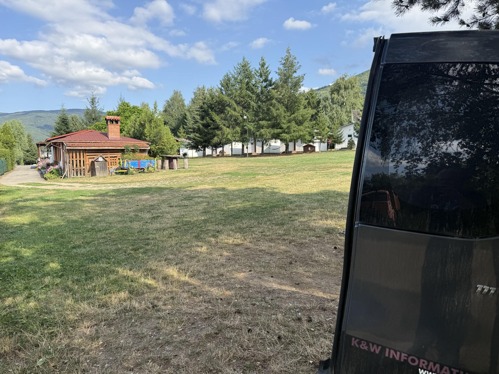 Auto auf dem Camping Verila bei Sapareva Banya