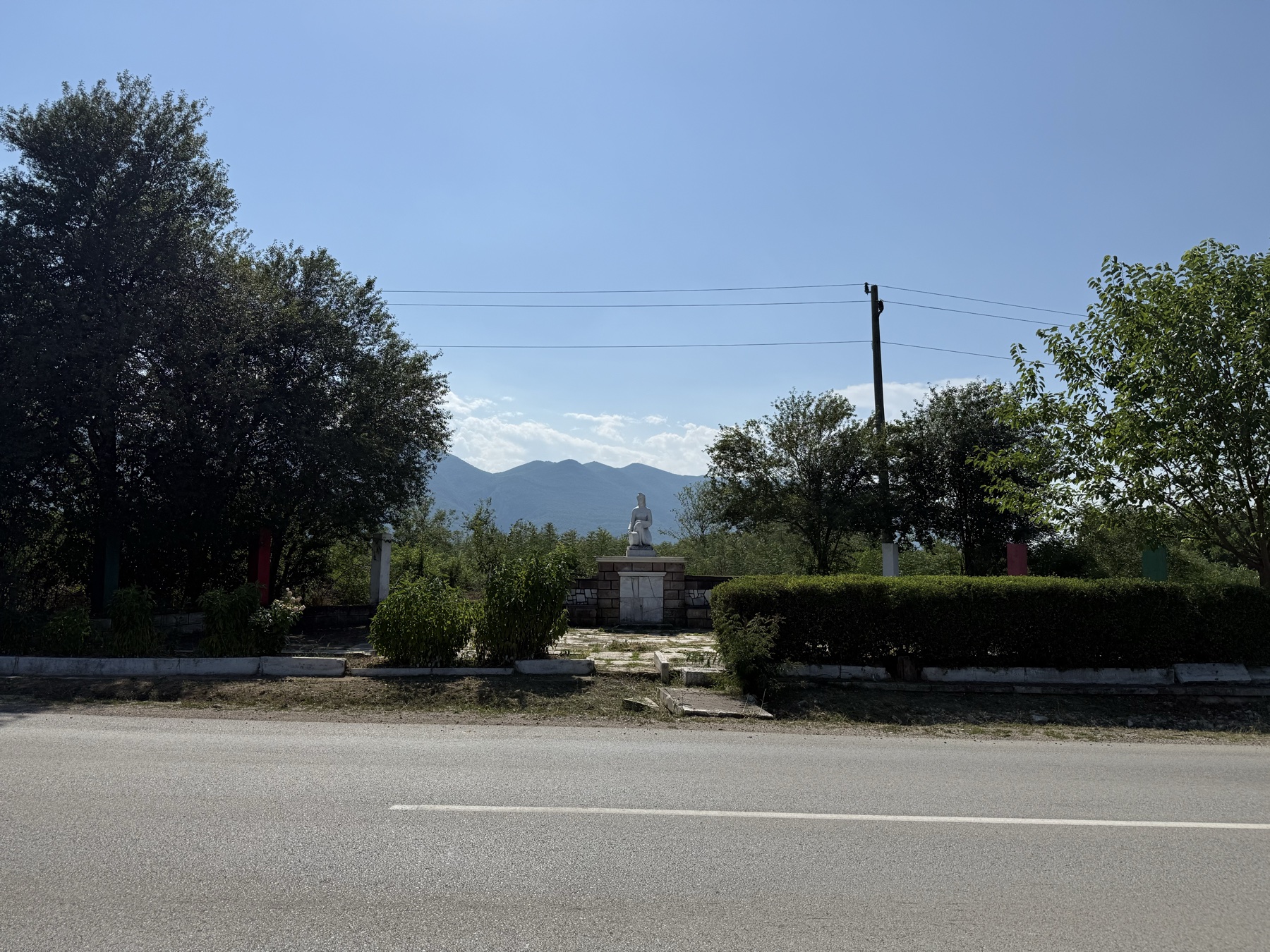 Kleines Denkmal vor den Bergen bei Vratsa